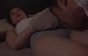 3 ngày anh xã đi làm ăn, người vợ ở nhà nữa đêm bị bố gã chồng mò vào phòng