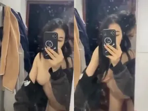 Gái xinh vú đẹp vụng trộm ny cho thằng bạn thân xxx trong toilet