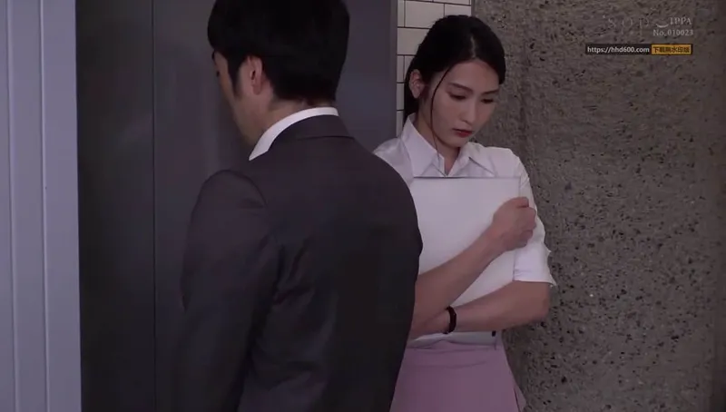 Em thư ký đáng thương hại bị cấp trên bắt vào nhà nghỉ phục vụ đối tác